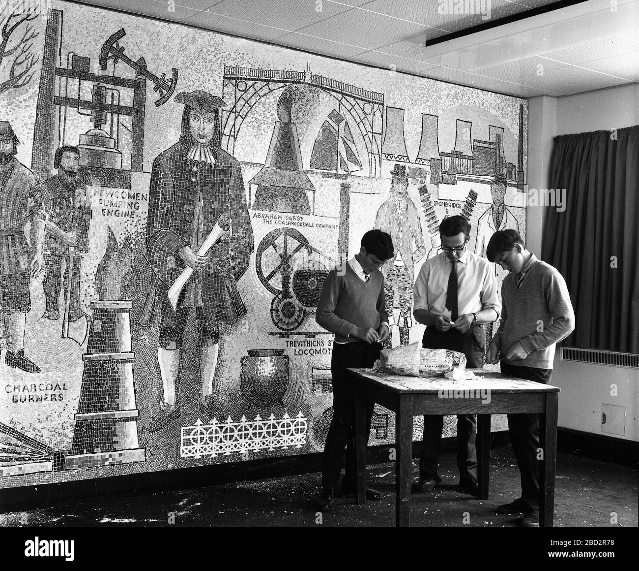 Élèves et personnel de l'école St Martins, Oswetry 2 juillet 1968 faire une mosaïque pour la centrale électrique d'Ironbridge Banque D'Images