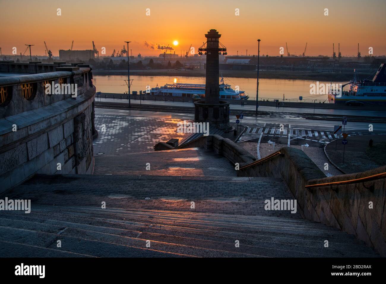 Lever du soleil tôt le matin avec vue sur la rivière Stettin Oder Banque D'Images