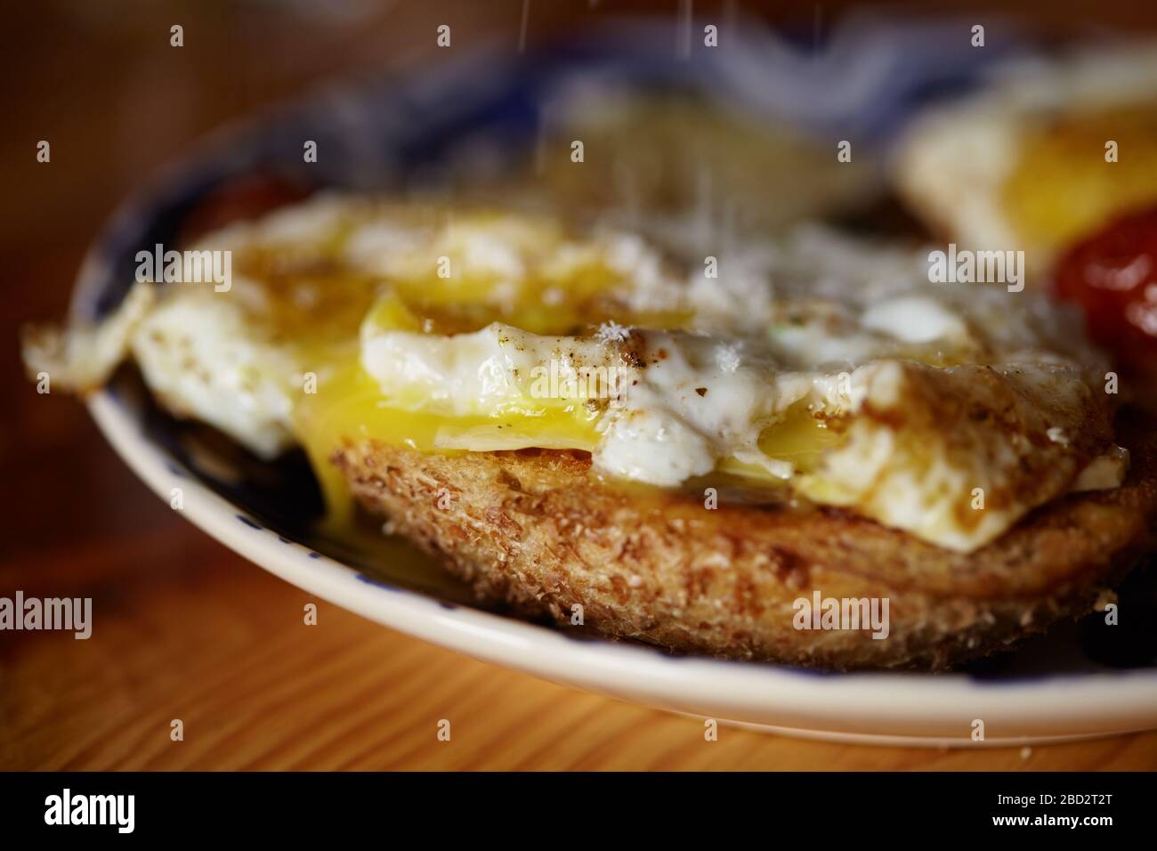 délicieux petit déjeuner délicieux et nutritif composé d'œufs brouillés, de tomates cuites et d'un pain cuit au four Banque D'Images