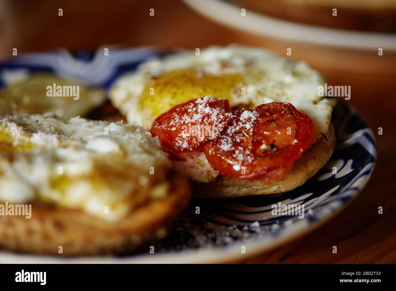 délicieux petit déjeuner délicieux et nutritif composé d'œufs brouillés, de tomates cuites et d'un pain cuit au four Banque D'Images
