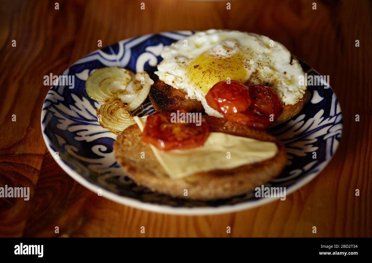 délicieux petit déjeuner délicieux et nutritif composé d'œufs brouillés, de tomates cuites et d'un pain cuit au four Banque D'Images
