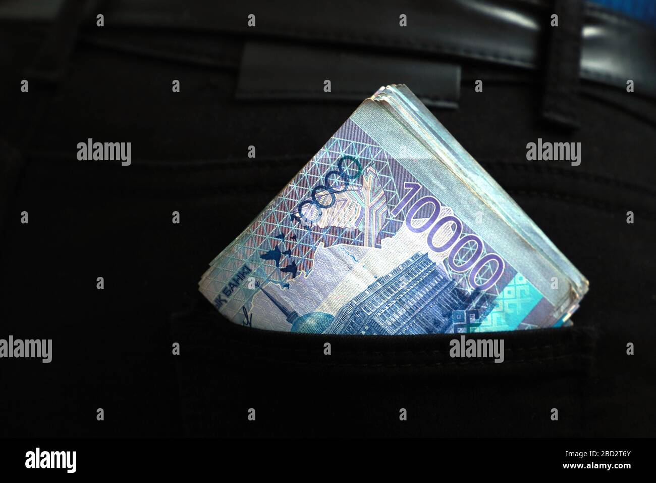 Un sac d'argent dans la poche arrière du pantalon. Banque D'Images