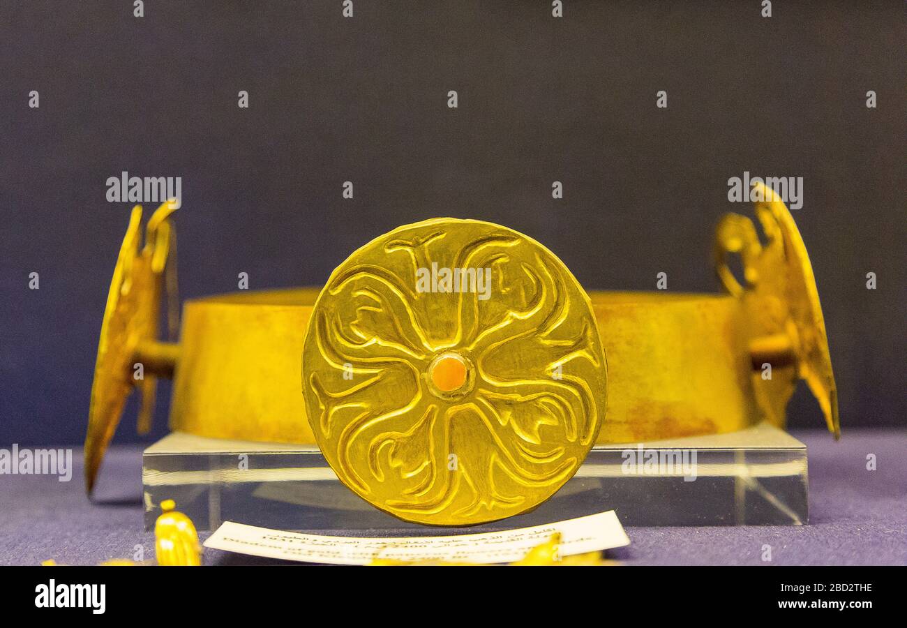 Egypte, le Caire, Musée égyptien, diadème représentant des fleurs et des oiseaux de papyrus. Vieux Royaume. La bande interne est en cuivre doré. Banque D'Images