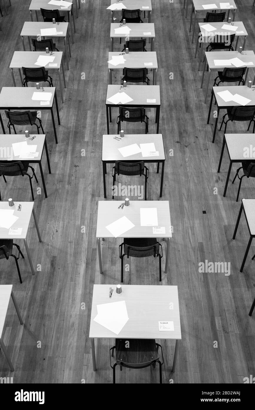 rangées de tables et de chaises vides dans la salle d'examen au lycée en noir et blanc Banque D'Images rangées de tables et de chaises vides dans la salle d'examen au lycée en noir et blanc Banque D'Images