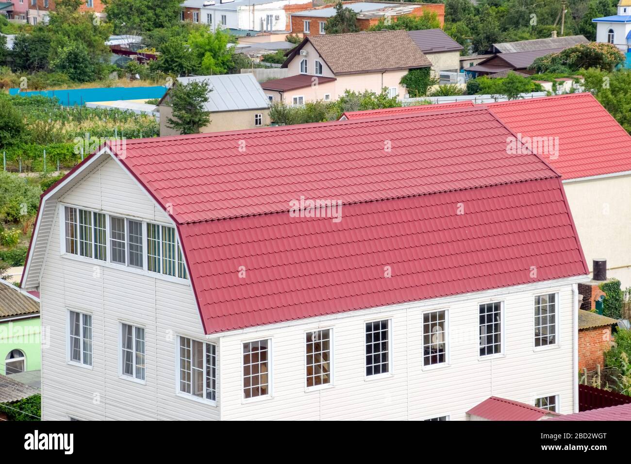 Toit en métal. Construction avec matériaux modernes de toiture. Profil en métal ondulé. Banque D'Images