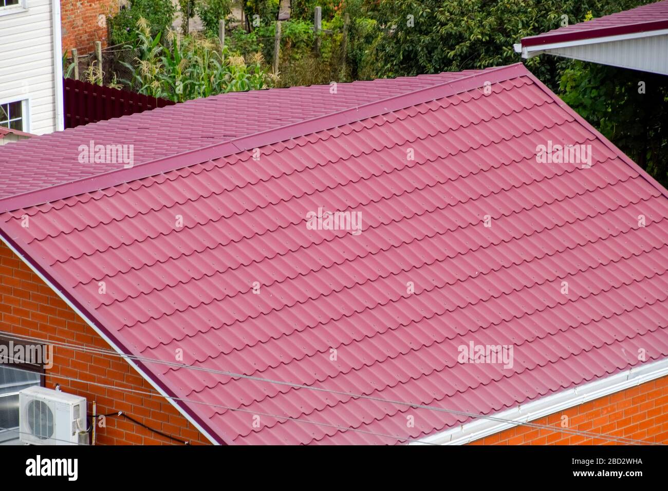 Toit en métal. Construction avec matériaux modernes de toiture. Profil en métal ondulé. Banque D'Images