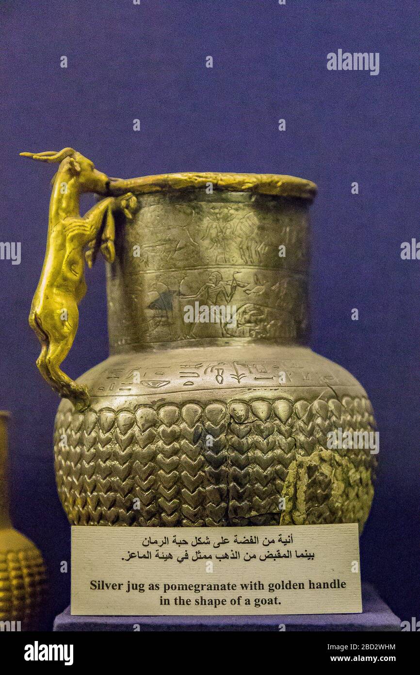 Égypte, le Caire, Musée égyptien, un vase trouvé dans le Trésor de Zagazig (Bubastis), dans le delta égyptien. Or et argent. Banque D'Images