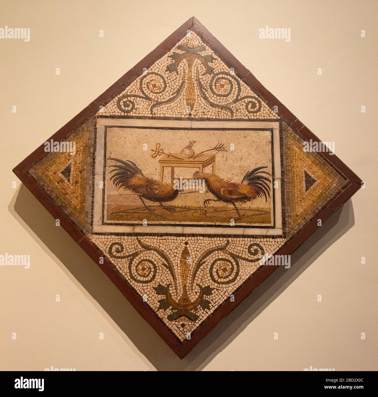Аn une mosaïque ancienne représentant un rooster trouvé dans les fouilles de l'ancienne ville de Pompéi. Musée archéologique national de Naples, Italie. Banque D'Images