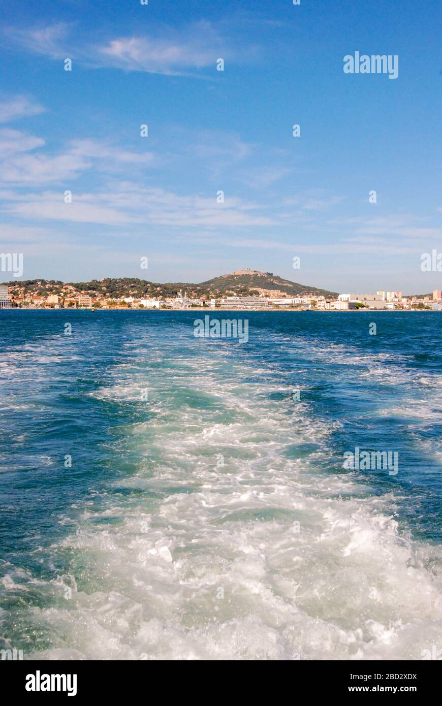 Vue panoramique sur l'assaisonnement du sillage d'un ferry rapide dans le sud de la France Banque D'Images