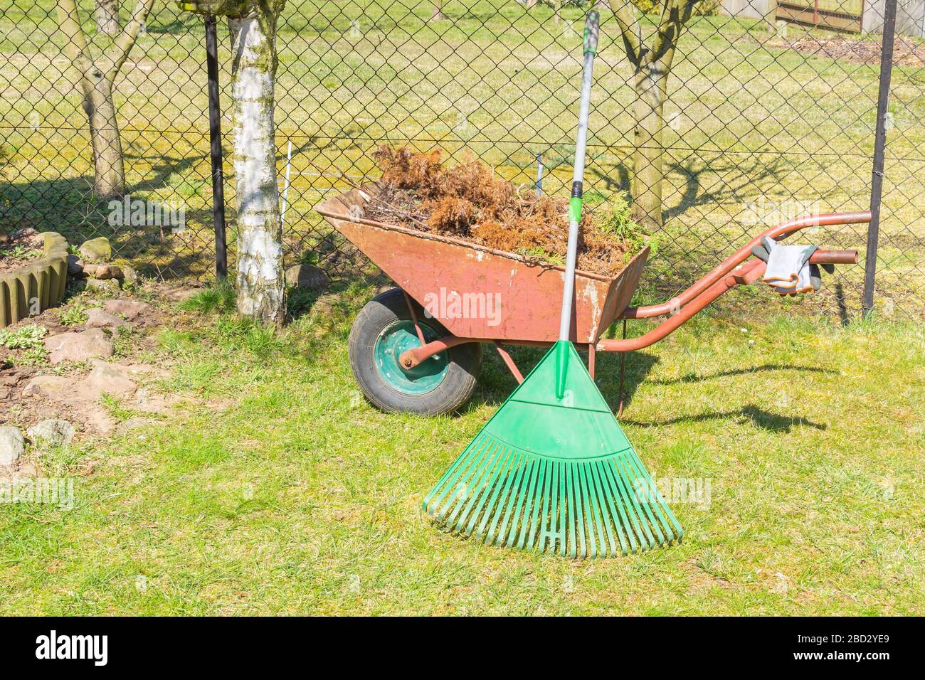 Nettoyage du printemps dans le jardin. Banque D'Images