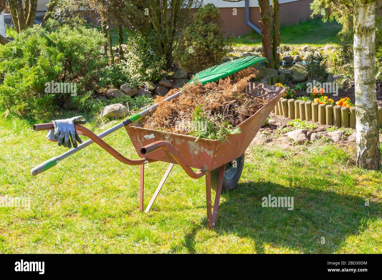 Nettoyage du printemps dans le jardin. Banque D'Images