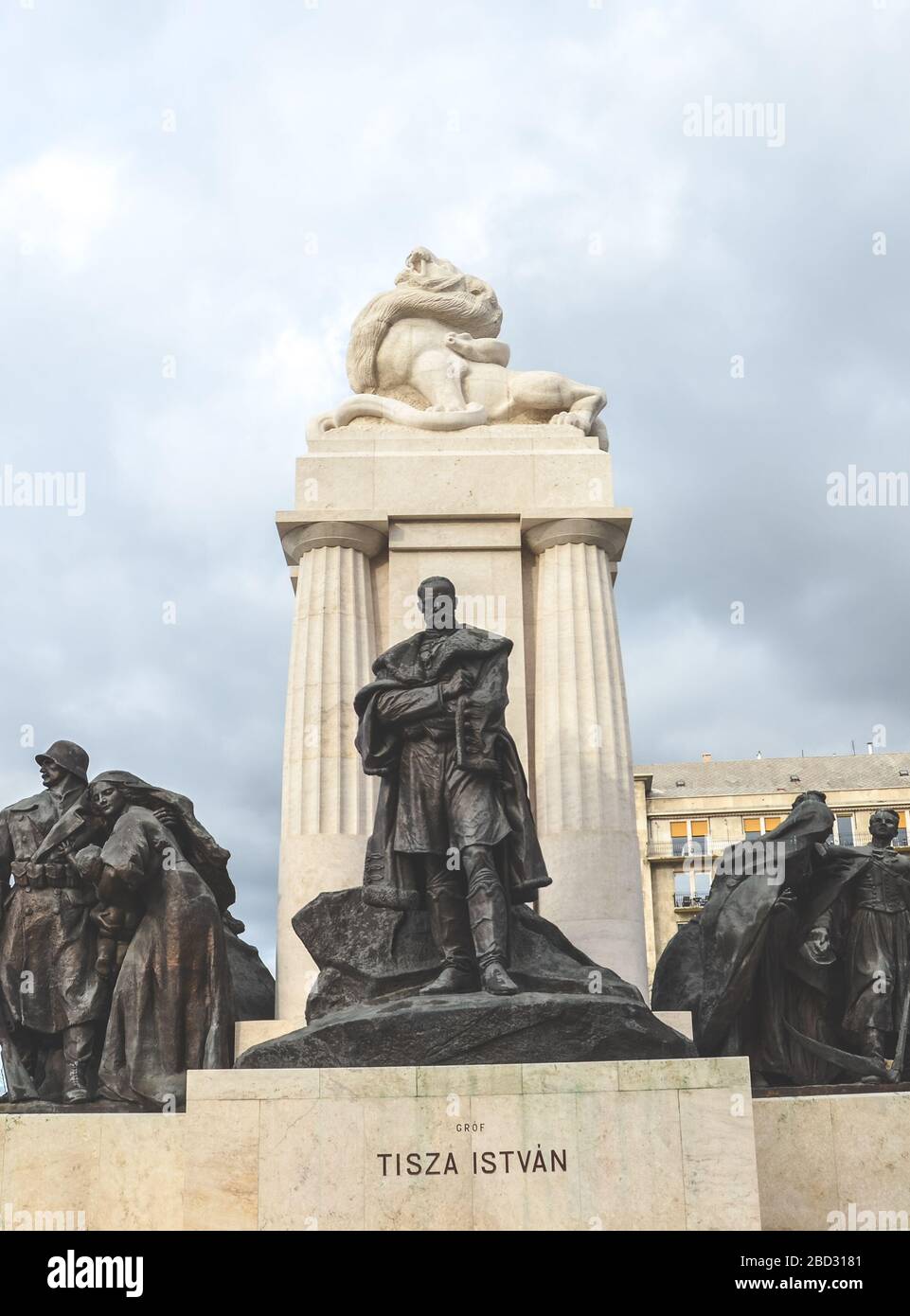 Budapest, Hongrie - 6 novembre 2019 : monument Istvan Tisza dans la capitale hongroise. Statue complexe avec sculpture de politicien hongrois et Premier ministre de l'époque Autriche-Hongrie au milieu. Banque D'Images