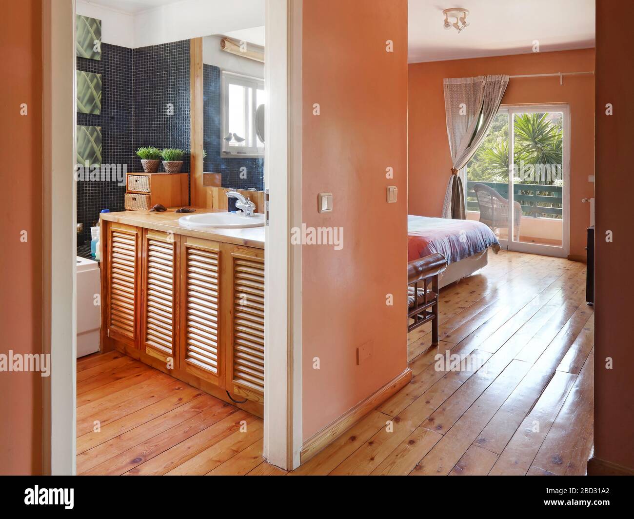 Intérieur de la maison, suite, salle de bains et chambre. Banque D'Images