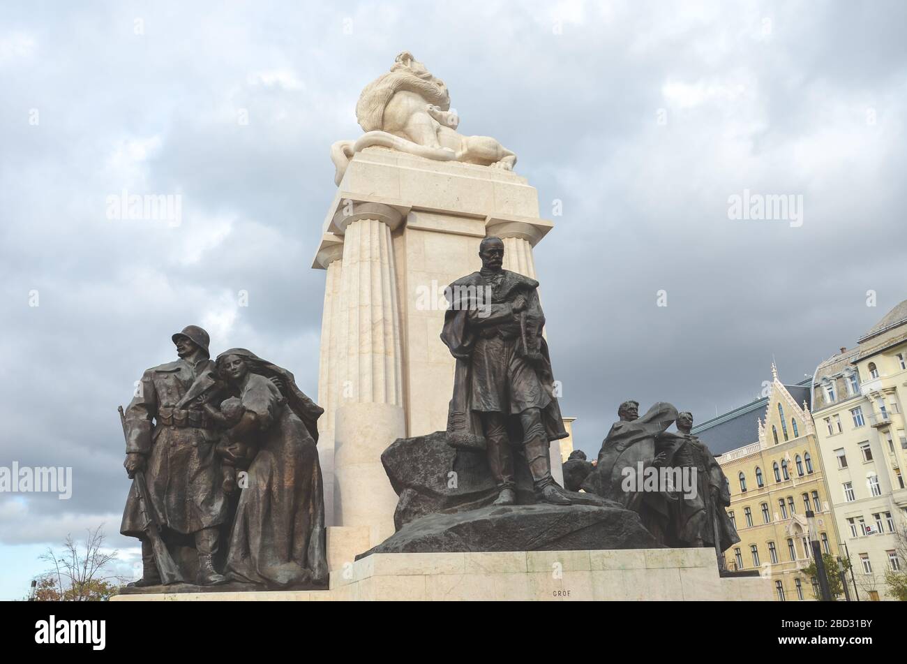 Budapest, Hongrie - 6 novembre 2019 : monument Istvan Tisza dans la capitale hongroise. Statue complexe avec sculpture d'un politicien hongrois, premier ministre de l'époque Autriche-Hongrie. Photo horizontale. Banque D'Images