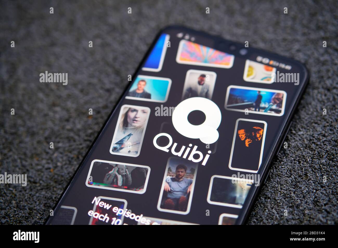Stone / Royaume-Uni - 6 avril 2020: Quibi app connexion écran sur le smartphone tenir dans la main. Quibi est une nouvelle plate-forme de diffusion vidéo courte, comper Banque D'Images