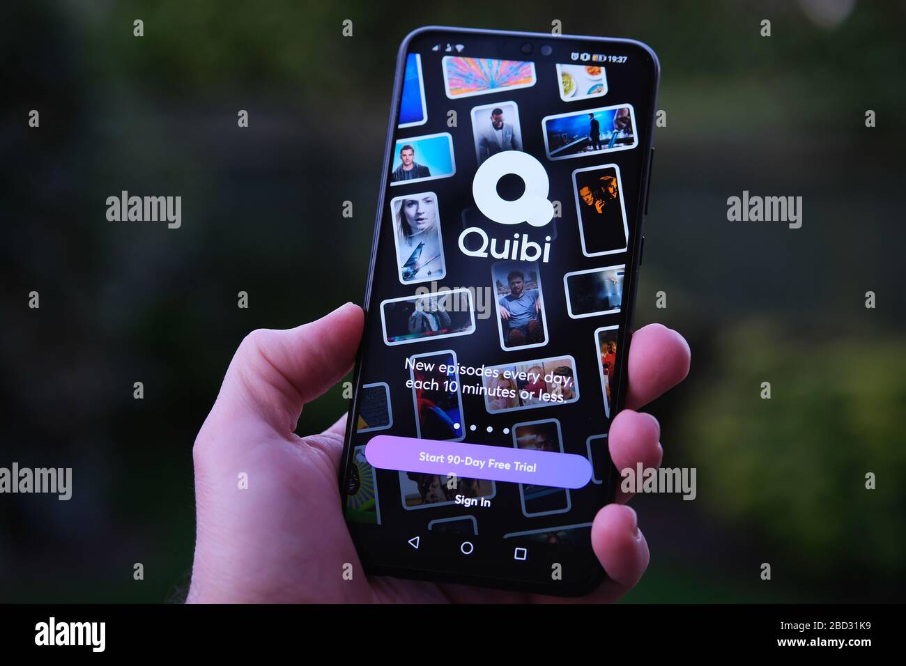 Stone / Royaume-Uni - 6 avril 2020: Quibi app connexion écran sur le smartphone tenir dans la main. Quibi est une nouvelle plate-forme de diffusion vidéo courte, comper Banque D'Images