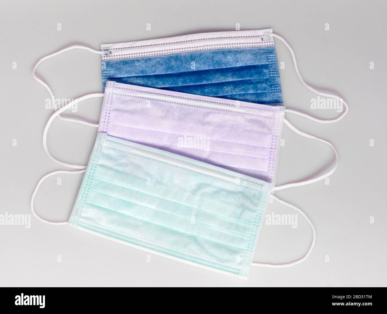 Protection de la bouche, masque de protection, masque facial, masque respiratoire, trois masques en bleu, rose et vert clair, corona, virus, épidémie, épidémie, danger Banque D'Images