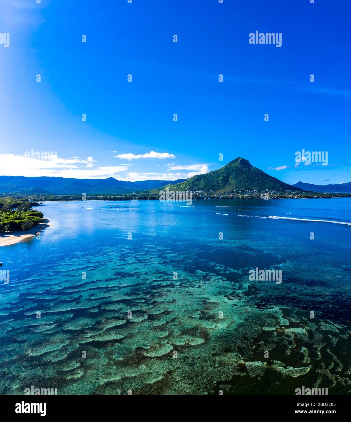 Vue aérienne, côte avec eau claire, derrière la montagne tourelle du Tamarin, Flic en Flac, Maurice Banque D'Images