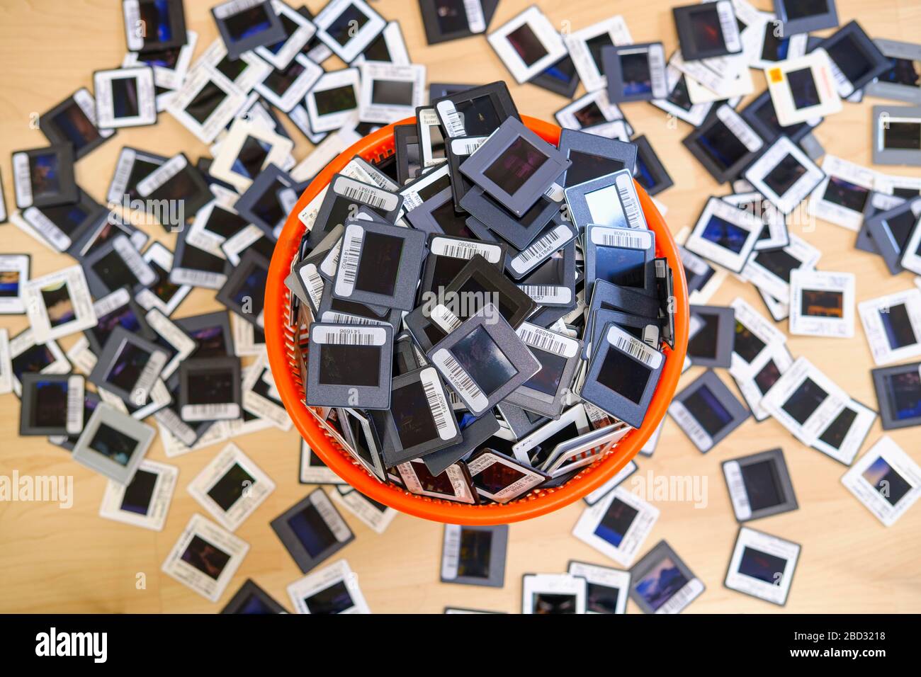 Diapositives 35 mm encadrées dans le panier de papier inutile débordant et sur le sol, diapositives, Allemagne Banque D'Images