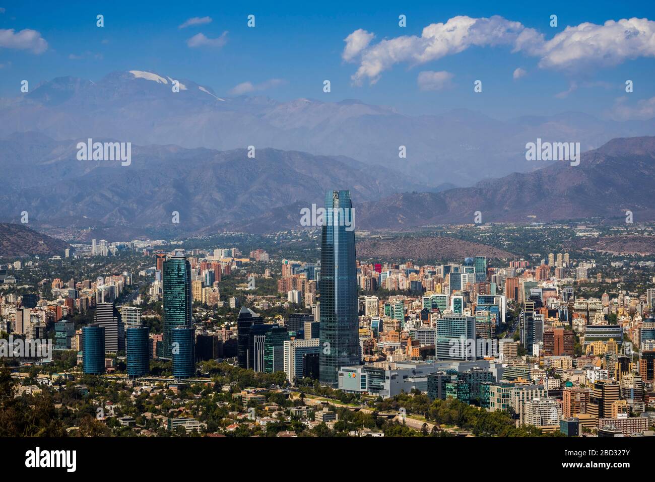 Vue sur Santiago du Chili avec Costanera Center Tower du point de vue Cerro San Cristobal, région Metropolitana, Chili Banque D'Images