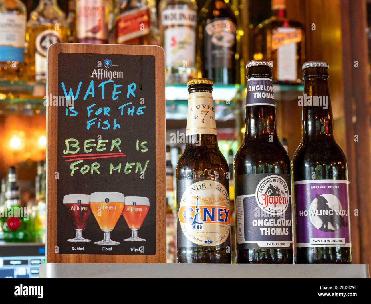 Différentes bouteilles de bière et drôle de signe dans un bar, Amsterdam, Royaume des Pays-Bas Banque D'Images