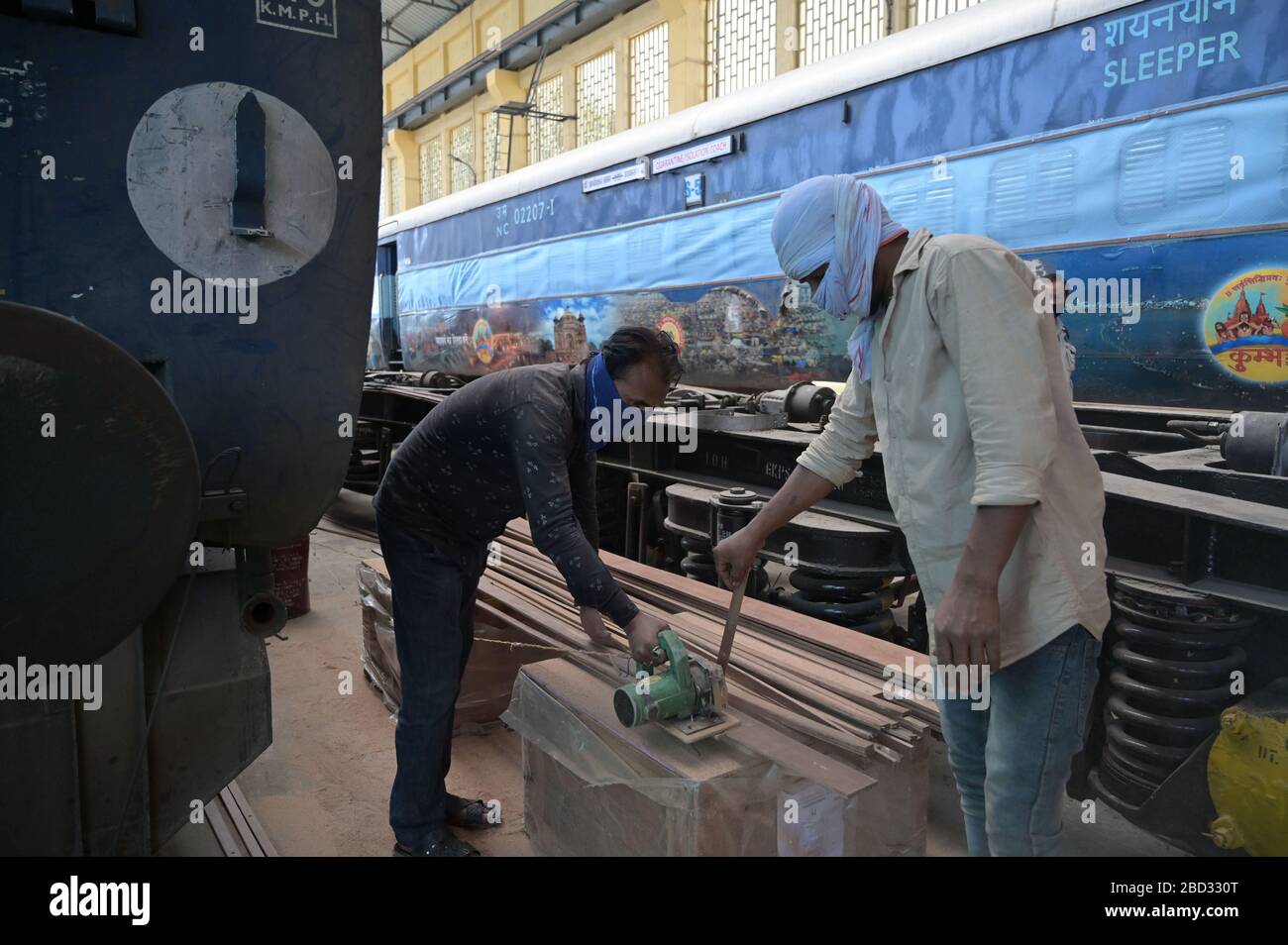 Prayagraj, Inde. 06 avril 2020. Prayagraj: Les techniciens des chemins de fer modifient un autocar général dans un service d'isolement/quarantaine pour le traitement des patients atteints de Covid-19 à Prayagraj le lundi 06 avril 2020. (Photo de Prabhat Kumar Verma/Pacific Press/Sipa USA) crédit: SIPA USA/Alay Live News Banque D'Images