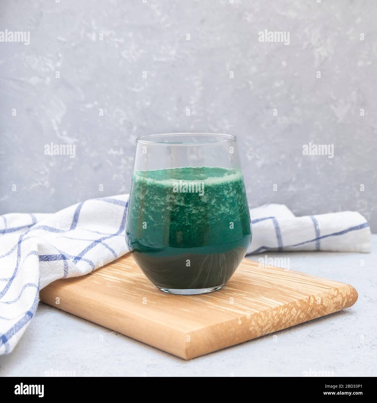 Concept de régime et de détox. Verre de smoothie végétalienne vert sain avec spiruline Banque D'Images