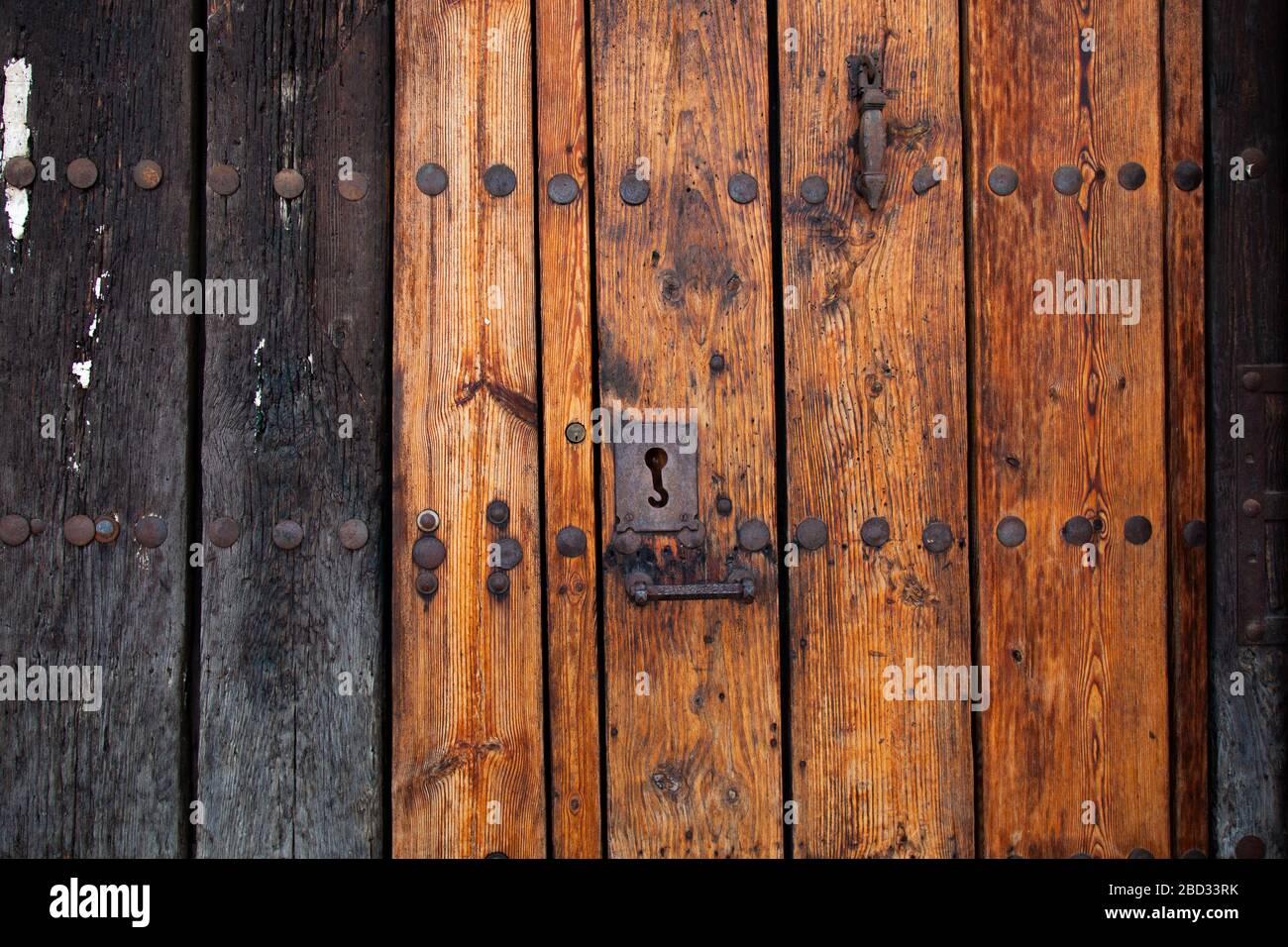 Ancienne porte avec serrure ancienne. Banque D'Images