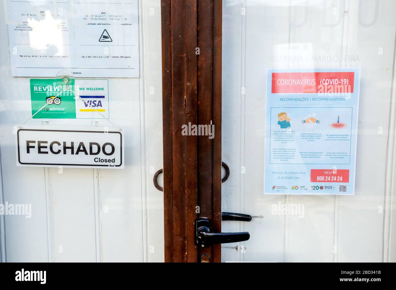 Faro, Portugal - 16 mars 2020 : porte avant fermée du restaurant avec notice d'instructions sur la sécurité du coronavirus en portugais et en anglais. Les restaurants sont fermés en raison de l'éclosion de COVID-19. Banque D'Images