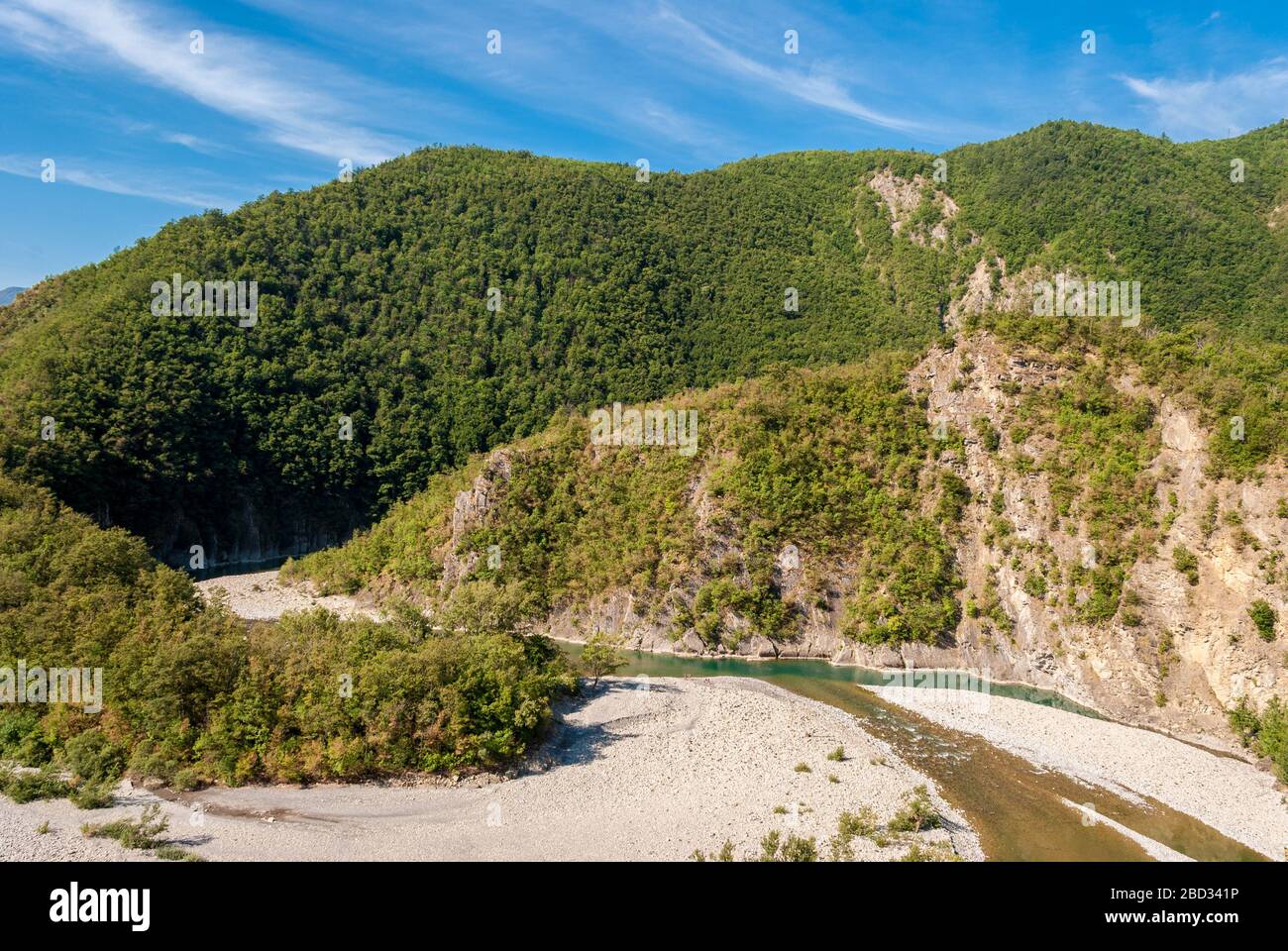 Vue aérienne d'un méandre de la rivière Trebbia en été (Emilie Romagne, Italie) Banque D'Images