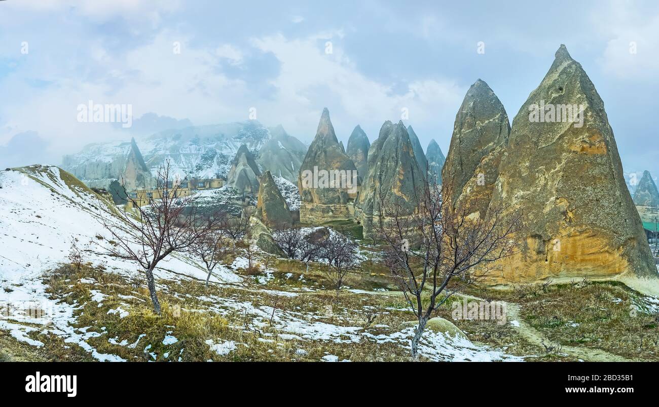 Profitez du paysage panoramique avec de célèbres formations rocheuses de cheminées de fées, qui sont devenues la carte de visite de Cappadoce, Turquie Banque D'Images