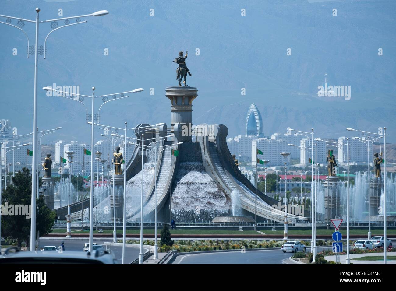 Les monuments de la soupture d'Ashgabat célébrant le Turkménistan le long des routes de la capitale d'Asie centrale Banque D'Images
