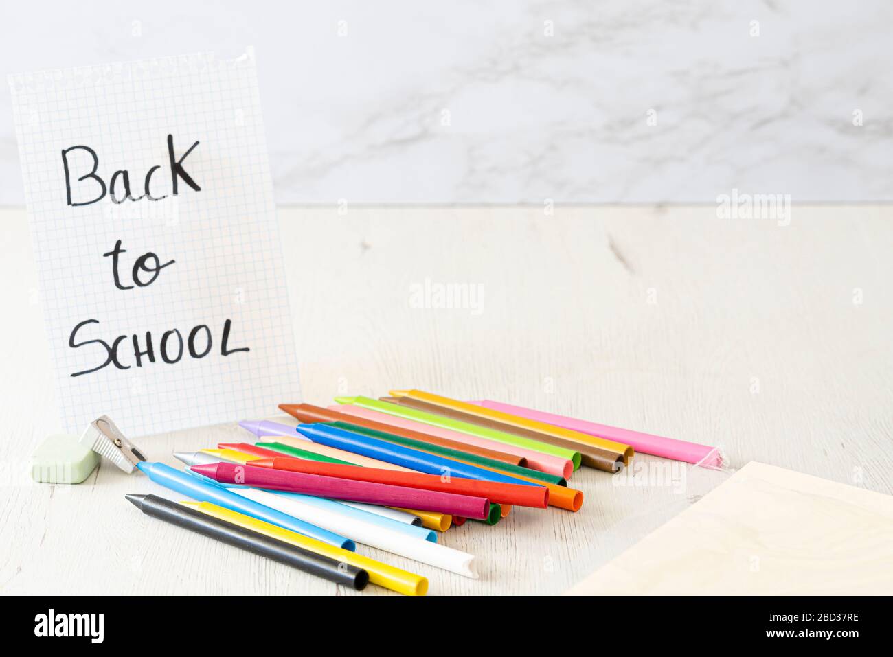 Les cires et les cartes de couleur. Concept à l'école. Banque D'Images