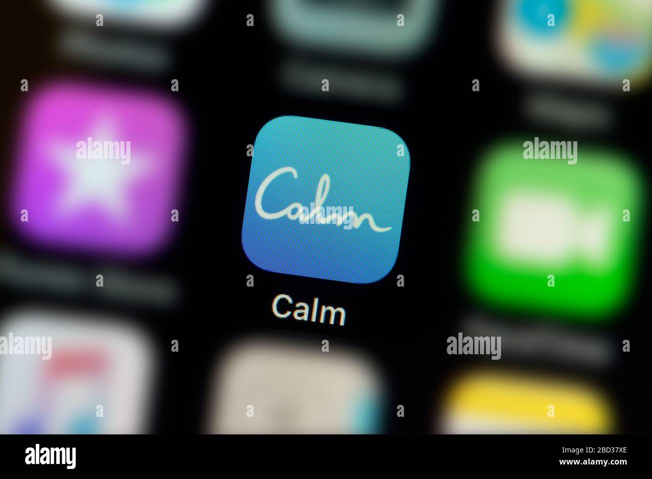 Gros plan sur l'icône de l'application Calm, comme indiqué sur l'écran d'un smartphone (usage éditorial uniquement) Banque D'Images