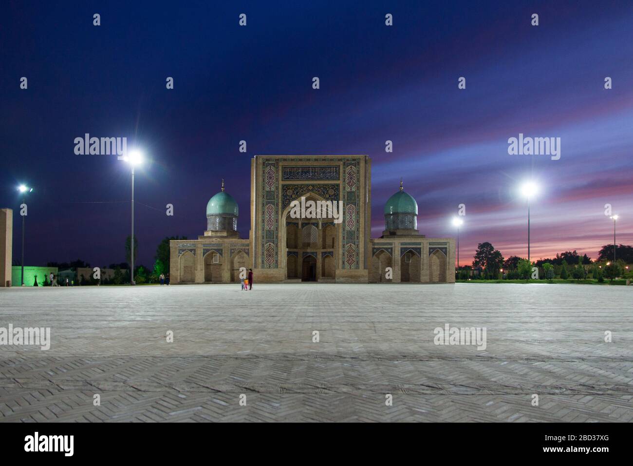Vue en soirée du complexe Hazrati Imam (Hast) à Tachkent, Ouzbékistan au coucher du soleil, y compris le Barak Khan Madrassah Banque D'Images