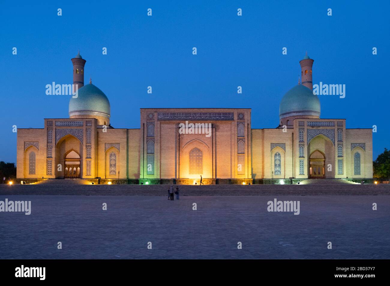 Vue nocturne de Hast (Hazrati) Imam à Tachkent, Ouzbékistan Banque D'Images