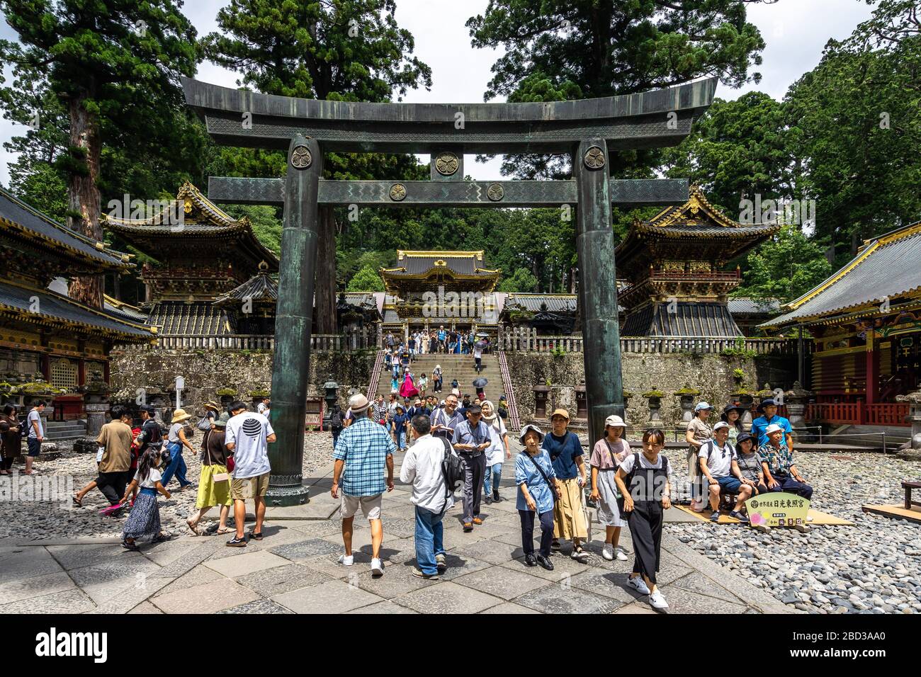 Nikko, Japon, août 2019 – foule de touristes passant sous une porte torii à l'entrée du sanctuaire de Toshogu, l'une des destinations de voyage les plus populaires Banque D'Images