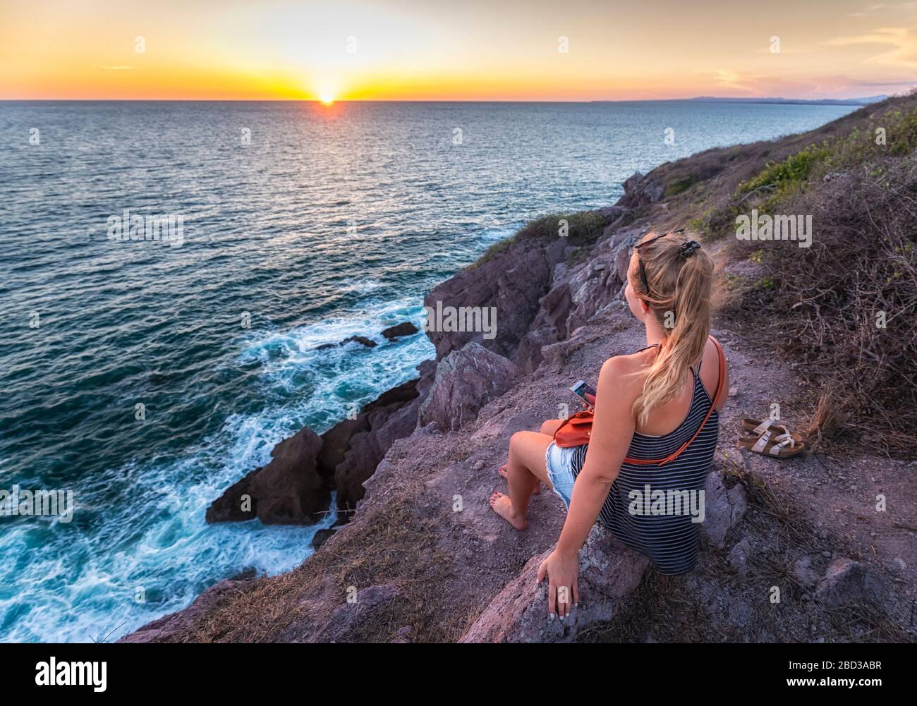 Une jeune femme regarde le soleil près de la plage de Cerritos à Mazatlan, Sinaloa, Mexique. Banque D'Images
