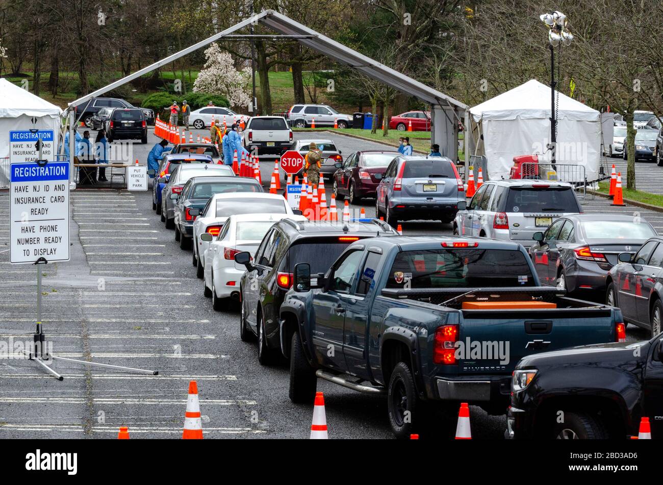 Les véhicules se trouvent sur un site d'essais communautaires COVID-19 au Centre des arts de la Banque PNC le 4 avril 2020 à Holmdel, dans le New Jersey. Banque D'Images