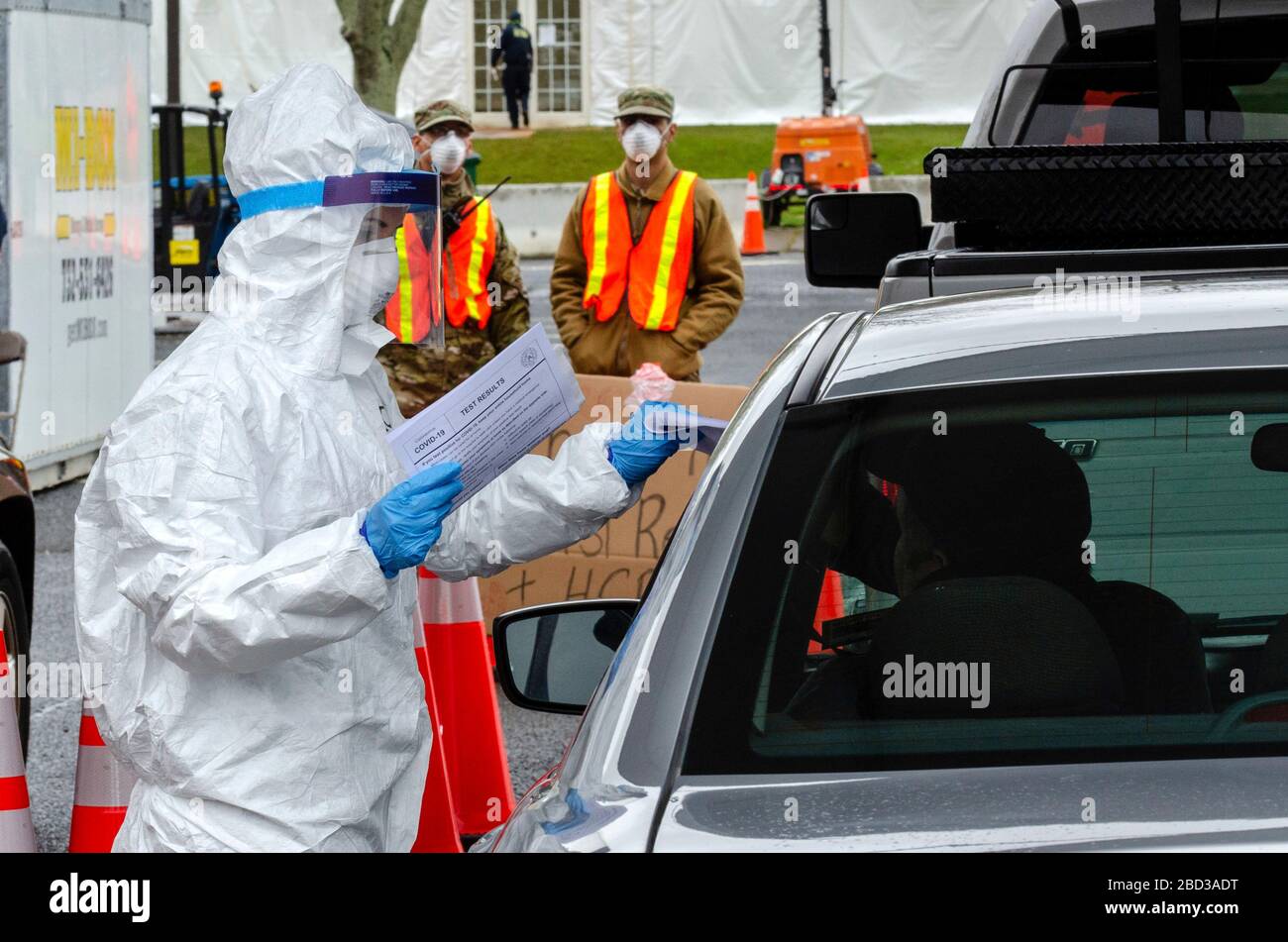 Le personnel médical prend des écouvillons nasaux sur un site d'essais communautaires COVID-19 au Centre des arts de la Banque PNC le 4 avril 2020 à Holmdel, dans le New Jersey. Banque D'Images