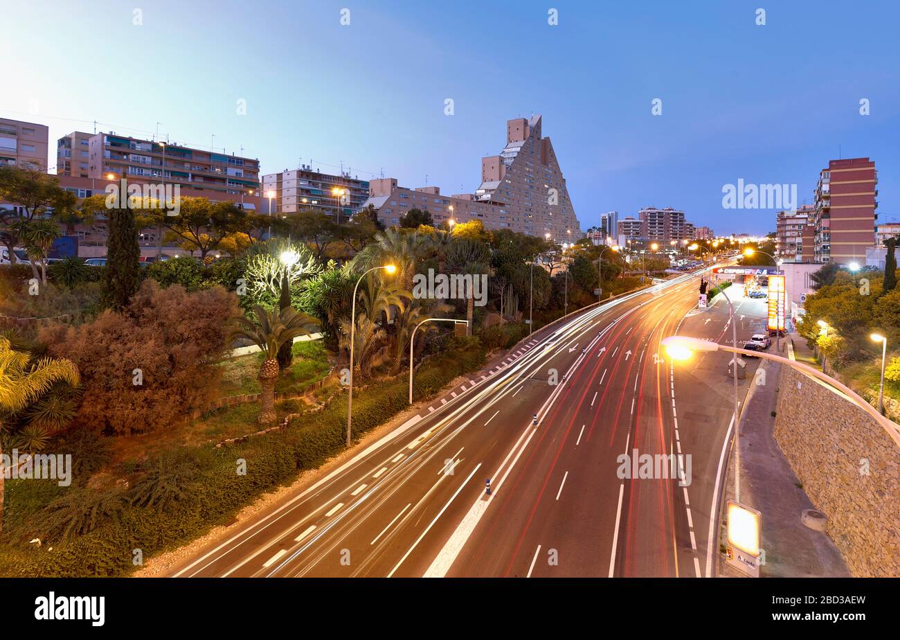 Alicante, Espagne. 21 février 2020: Longue exposition crépuscule dans une rue avec assez de circulation et en arrière-plan un bâtiment bien connu avec le nom de TH Banque D'Images