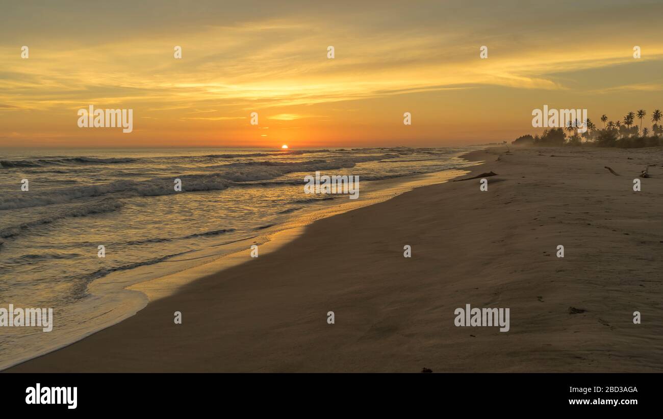 Longue plage découverte à Banda Aceh, Sumatra, Indonésie Banque D'Images