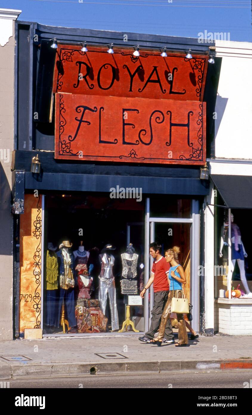 Un jeune couple qui passe devant un magasin appelé Royal chair sur Melrose Ave. Dans le quartier de West Hollywood de Los Angeles, Californie. Banque D'Images