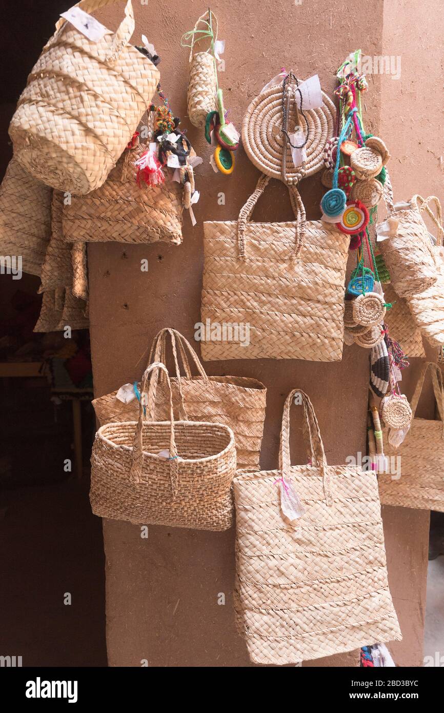 Produits à vendre sur un marché de m'Hamid El Ghizlane, province de Zagora, Maroc. Banque D'Images