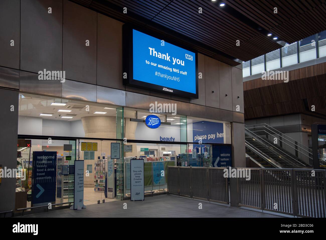 Message d'appui au NHS (National Health Service) à la gare de London Bridge à Londres, Royaume-Uni, le 6 avril 2020. La nuit dernière, le premier ministre Boris Johnson a été admis à l'hôpital St Thomas pour avoir subi des tests après avoir subi des symptômes « persistants » de coronavirus pendant 10 jours, ce soir, l'état du premier ministre Johnson s'est aggravé et il a été pris en soins intensifs. Au Royaume-Uni, près de 50 000 cas ont été signalés de coronavirus COVID-19 et près de 5 000 décès. Le pays est dans sa troisième semaine de mesures de verrouillage visant à ralentir la propagation du virus. (Photo par Banque D'Images