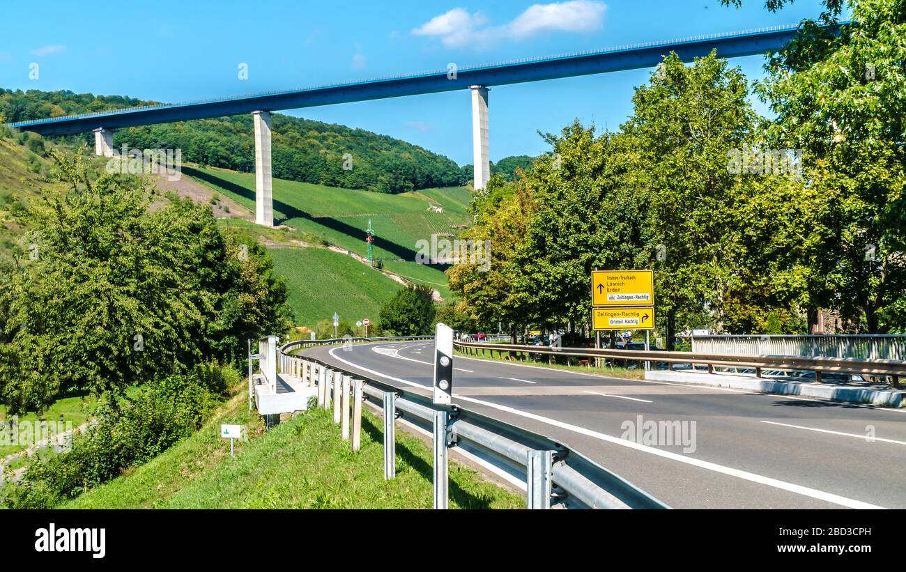 TRÈVES, ALLEMAGNE - 13 septembre 2019 - Construction du pont haute Moselle avec panneau de route et de rue - TRÈVES Allemagne Banque D'Images