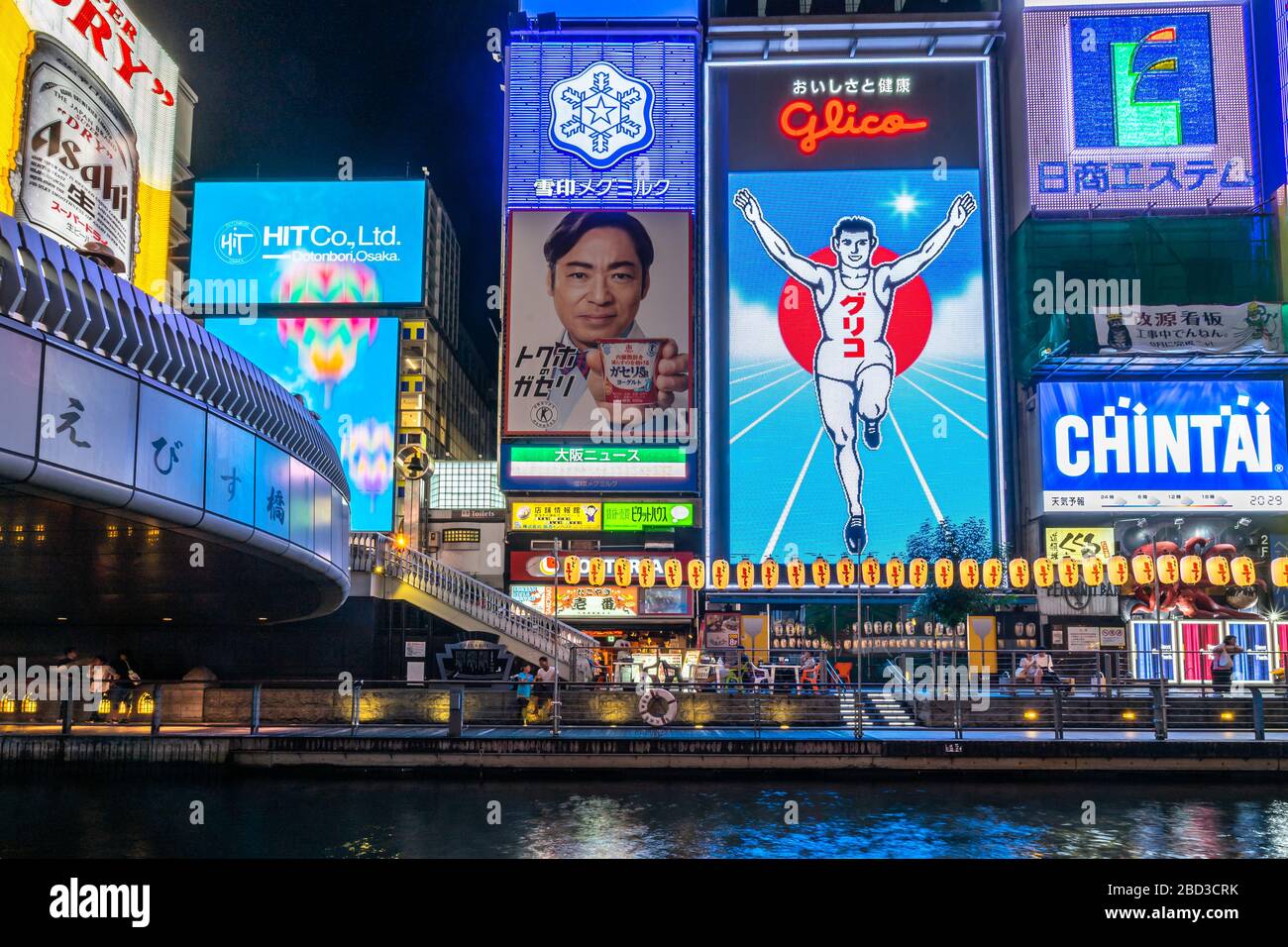 Osaka, Japon, août 2019 – le panneau au néon de l'Homme de course de Glico sur le canal Dotonbori est le monument le plus populaire d'Osaka Banque D'Images