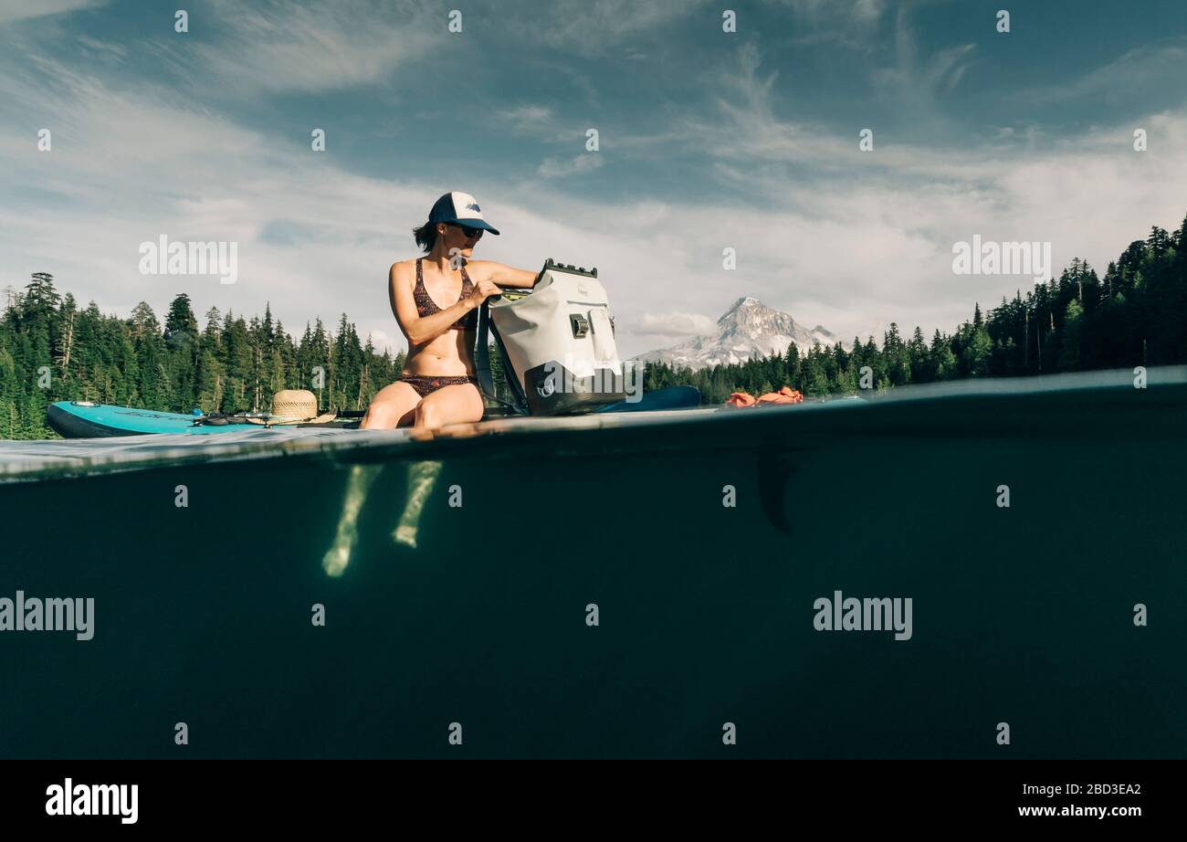 Une jeune femme apprécie un panneau de planches à aubes sur Lost Lake, en Oregon. Banque D'Images