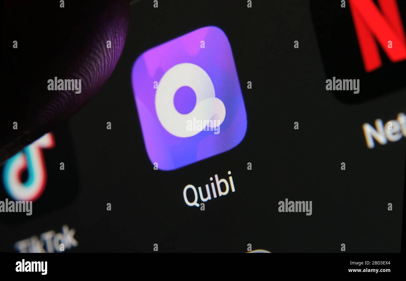 Stone / Royaume-Uni - 6 avril 2020: Icône de l'application Quibi sur un écran de smartphone et la lanceurs de doigt. Quibi est une nouvelle application vidéo similaire à TikTok et ne Banque D'Images