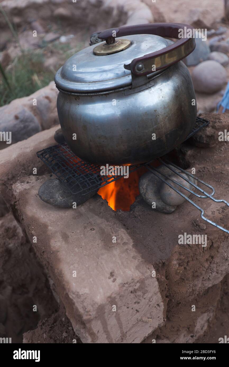 Cuisiner dans une cuisine de roquette en argile à m'Hamid El Ghizlane ou Lamhamid Ghozlane est une petite ville oasis dans la province de Zagora de Drâa-Tafilalet au Maroc Banque D'Images